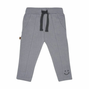 Dit leuke broekje in de kleur grijs komt uit de Smile Club collectie van Frogs and Dogs. Het broekje is effen van kleur en heeft aan de voorzijde 2 steekzakjes. Op de achterkant zitten 2 kontzakjes. De tailleband is elastisch met een koord. De pijpjes zijn gezoomd. Op het linker pijpje is aan de onderzijde een smiley geborduurd.