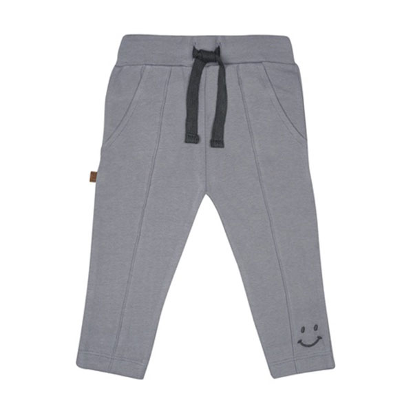 Dit leuke broekje in de kleur grijs komt uit de Smile Club collectie van Frogs and Dogs. Het broekje is effen van kleur en heeft aan de voorzijde 2 steekzakjes. Op de achterkant zitten 2 kontzakjes. De tailleband is elastisch met een koord. De pijpjes zijn gezoomd. Op het linker pijpje is aan de onderzijde een smiley geborduurd.
