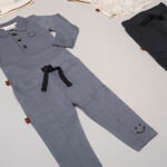 Dit leuke broekje in de kleur grijs komt uit de Smile Club collectie van Frogs and Dogs. Het broekje is effen van kleur en heeft aan de voorzijde 2 steekzakjes. Op de achterkant zitten 2 kontzakjes. De tailleband is elastisch met een koord. De pijpjes zijn gezoomd. Op het linker pijpje is aan de onderzijde een smiley geborduurd. 