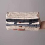 Frogs and Dogs baby & peuterbroekje grijs Smile Club Pleated Pants met zakjes en geborduurde smiley