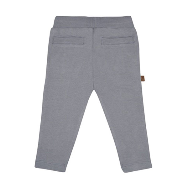 Dit leuke broekje in de kleur grijs komt uit de Smile Club collectie van Frogs and Dogs. Het broekje is effen van kleur en heeft aan de voorzijde 2 steekzakjes. Op de achterkant zitten 2 kontzakjes. De tailleband is elastisch met een koord. De pijpjes zijn gezoomd. Op het linker pijpje is aan de onderzijde een smiley geborduurd.