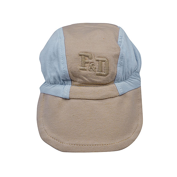 Dit leuke petje komt uit de collectie Spring Eton van Frogs and Dogs. Het petje is gemaakt in de kleur blauw en camel. De kleuren zijn verdeelt in vlakken. Op het middelste vlak staan de letters F&D geborduurd. Het petje is voorzien van een elastische rand.