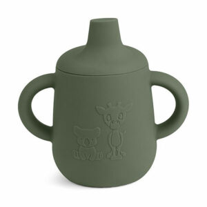 Hier vind je de Aiko Silicone Cup. Deze beker heeft een afneembare deksel met tuit. Weerzijde van de beker zitten handgrepen waardoor de beker makkelijk vast te houden is voor je kleintje.