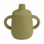 Hier vind je de Aiko Silicone Cup. Deze beker heeft een afneembare deksel met tuit. Weerzijde van de beker zitten handgrepen waardoor de beker makkelijk vast te houden is voor je kleintje.