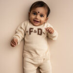 Deze mooie fijn gebreide sweater in de kleur beige komt uit de Smart Club collectie van Frogs and Dogs. De sweater is gemaakt van zacht katoen. Op de voorzijde zijn de letters F&D geborduurd met wollige bruine garen waardoor het er echt op ligt.