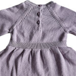 Deze mooie paarse jurkje komt uit de collectie Simply Nice Girl van Frogs and Dogs. Het jurkje heeft een wijd uitlopend rokje. Zowel de onderkant van het rokje als de onderkant van de mouwen hebben een gebreid rufflerandje met motief. Het jurkje heeft raglanmouwen met een gebreid motiefje op de naad. Op de achterzijde zit een sluiting met 3 knoopjes. 