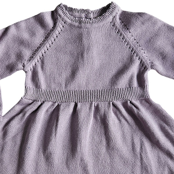 Deze mooie paarse jurkje komt uit de collectie Simply Nice Girl van Frogs and Dogs. Het jurkje heeft een wijd uitlopend rokje. Zowel de onderkant van het rokje als de onderkant van de mouwen hebben een gebreid rufflerandje met motief. Het jurkje heeft raglanmouwen met een gebreid motiefje op de naad. Op de achterzijde zit een sluiting met 3 knoopjes.