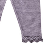 Deze mooie paarse gebreide legging komt uit de collectie Simply Nice Girl van Frogs and Dogs. De legging is effen van kleur en heeft een elastisch tailleband. De pijpje zijn afgewerkt met een gebreid rufflerandje met motief.