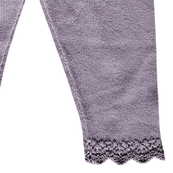 Deze mooie paarse gebreide legging komt uit de collectie Simply Nice Girl van Frogs and Dogs. De legging is effen van kleur en heeft een elastisch tailleband. De pijpje zijn afgewerkt met een gebreid rufflerandje met motief.