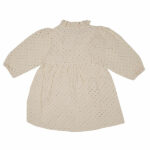 Dit schattige beige jurkje met lange mouw komt uit de Amour collectie van Frogs and Dogs. Het jurkje is gemaakt van zacht katoen en heeft een overall print van stipjes. Het jurkje heeft een opstaand halsje met kleine ruches. Het jurkje heeft een knoopjessluiting aan de voorzijde.