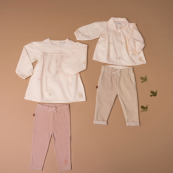 Frogs en Dogs heeft een leuke collectie van leggings gemaakt voor jouw kleine meid. Dit broekje is in de kleur roze en komt uit de Paloma collectie en is gemaakt van zachte materialen. Het roze broekje heeft aan de bovenkant een elastieken band met een sierstrikje in dezelfde kleur als het broekje. Op een van de pijpjes zit een logootje in de vorm van een vogeltje. De pijpjes zijn afgewerkt met een gezoomde rand.