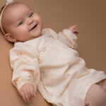 Frogs en Dogs heeft een leuke collectie van leggings gemaakt voor jouw kleine meid. Dit broekje is in de kleur roze en komt uit de Paloma collectie en is gemaakt van zachte materialen. Het roze broekje heeft aan de bovenkant een elastieken band met een sierstrikje in dezelfde kleur als het broekje. Op een van de pijpjes zit een logootje in de vorm van een vogeltje. De pijpjes zijn afgewerkt met een gezoomde rand.