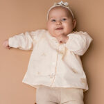 Een lief blouseje met kraagje uit de collectie van Paloma van Frogs en Dogs. Het blouse is gemaakt van mooie zachte stof en heeft een leuke print van vogeltjes. De mouwen hebben een klein gerimpeld zoompje. Het blouseje is ruim waardoor je kleintje er heerlijk in kan bewegen. Het kraagje zorgt voor een schattig effect. De voorsluiting is gemaakt van knoopjes. 