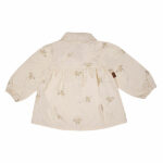 Een lief blouseje met kraagje uit de collectie van Paloma van Frogs en Dogs. Het blouse is gemaakt van mooie zachte stof en heeft een leuke print van vogeltjes. De mouwen hebben een klein gerimpeld zoompje. Het blouseje is ruim waardoor je kleintje er heerlijk in kan bewegen. Het kraagje zorgt voor een schattig effect. De voorsluiting is gemaakt van knoopjes. 