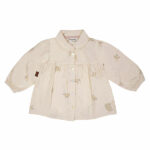 Een lief blouseje met kraagje uit de collectie van Paloma van Frogs en Dogs. Het blouse is gemaakt van mooie zachte stof en heeft een leuke print van vogeltjes. De mouwen hebben een klein gerimpeld zoompje. Het blouseje is ruim waardoor je kleintje er heerlijk in kan bewegen. Het kraagje zorgt voor een schattig effect. De voorsluiting is gemaakt van knoopjes. 