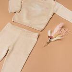 Dit mooie fijn gebreide beige broekje komt uit de collectie Paloma van Frogs en Dogs. Het broekje is effen van kleur en heeft een elastische tailleband en boordjes aan de pijpjes. 