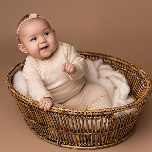 Dit mooie fijn gebreide beige broekje komt uit de collectie Paloma van Frogs en Dogs. Het broekje is effen van kleur en heeft een elastische tailleband en boordjes aan de pijpjes.