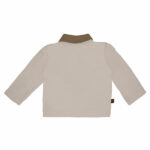 Dit leuke polo shirtje met lange mouw in de kleur beige komt uit de Smile Club collectie van Frogs and Dogs. Het shirtje is gemaakt van zacht katoen. Het shirtje is effen van kleur. De kraag en knoopsluiting zijn uitgevoerd in een donkerdere kleur. Op de linkerzijde voor zit op borsthoogte een geborduurde Smiley.