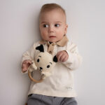 Dit leuke polo shirtje met lange mouw in de kleur beige komt uit de Smile Club collectie van Frogs and Dogs. Het shirtje is gemaakt van zacht katoen. Het shirtje is effen van kleur. De kraag en knoopsluiting zijn uitgevoerd in een donkerdere kleur. Op de linkerzijde voor zit op borsthoogte een geborduurde Smiley.