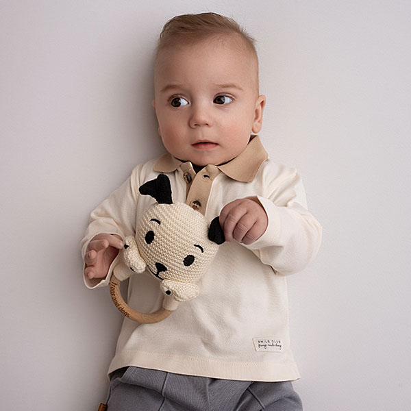 Dit leuke polo shirtje met lange mouw in de kleur beige komt uit de Smile Club collectie van Frogs and Dogs. Het shirtje is gemaakt van zacht katoen. Het shirtje is effen van kleur. De kraag en knoopsluiting zijn uitgevoerd in een donkerdere kleur. Op de linkerzijde voor zit op borsthoogte een geborduurde Smiley.