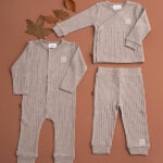 Dit leuke overslagshirtje met lange mouw in de kleur taupe komt uit de Raccoon Club collectie van Frogs and Dogs. Het shirtje is gemaakt van zacht katoen. Op de voorzijde zit op borsthoogte het logootje van de collectie. Het shirtje heeft een mooie overslagsluiting met drukkers.