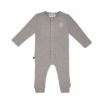 Dit mooie boxpakje of onesie in de kleur taupe komt uit de Raccoon Club collectie van Frogs and Dogs. Het boxpakje is gemaakt van zachte ribstof. Het pakje heeft een sluiting aan de voorzijde. Op borsthoogte zit het logootje van de collectie gestikt. De mouwtjes zijn gezoomd en onderaan de pijpjes zitten boordjes van dezelfde stof. 