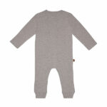 Dit mooie boxpakje of onesie in de kleur taupe komt uit de Raccoon Club collectie van Frogs and Dogs. Het boxpakje is gemaakt van zachte ribstof. Het pakje heeft een sluiting aan de voorzijde. Op borsthoogte zit het logootje van de collectie gestikt. De mouwtjes zijn gezoomd en onderaan de pijpjes zitten boordjes van dezelfde stof. 