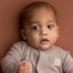 Dit mooie boxpakje of onesie in de kleur taupe komt uit de Raccoon Club collectie van Frogs and Dogs. Het boxpakje is gemaakt van zachte ribstof. Het pakje heeft een sluiting aan de voorzijde. Op borsthoogte zit het logootje van de collectie gestikt. De mouwtjes zijn gezoomd en onderaan de pijpjes zitten boordjes van dezelfde stof. 