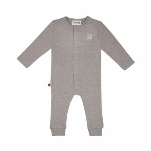 Dit mooie boxpakje of onesie in de kleur taupe komt uit de Raccoon Club collectie van Frogs and Dogs. Het boxpakje is gemaakt van zachte ribstof. Het pakje heeft een sluiting aan de voorzijde. Op borsthoogte zit het logootje van de collectie gestikt. De mouwtjes zijn gezoomd en onderaan de pijpjes zitten boordjes van dezelfde stof.