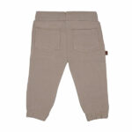 Dit leuke joggingsbroekje in de kleur taupe komt uit de Racoon Club collectie van Frogs and Dogs. Het broekje is effen van kleur. Zowel aan de voorzijde als aan de achterzijde zitten zakjes. De elastische tailleband is voorzien van een koordje. De boordjes van de pijpjes zijn gerimpeld.