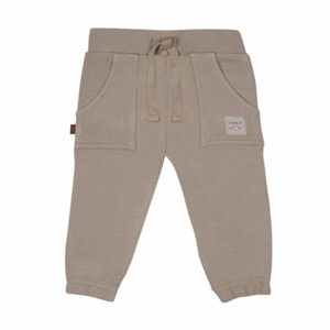 Dit leuke joggingsbroekje in de kleur taupe komt uit de Racoon Club collectie van Frogs and Dogs. Het broekje is effen van kleur. Zowel aan de voorzijde als aan de achterzijde zitten zakjes. De elastische tailleband is voorzien van een koordje. De boordjes van de pijpjes zijn gerimpeld.