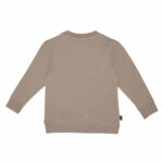 Deze stoere sweater in de kleur taupe komt uit de Racoon Club collectie van Frogs and Dogs. De sweater is gemaakt van zacht katoen. Op de voorzijde is het hoofdje van een wasbeer geborduurd met wollige garen waardoor het er echt op ligt. Aan de binnenzijde is vlies gebruik waardoor de huid van je kleintje beschermd wordt.