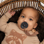 Deze stoere sweater in de kleur taupe komt uit de Racoon Club collectie van Frogs and Dogs. De sweater is gemaakt van zacht katoen. Op de voorzijde is het hoofdje van een wasbeer geborduurd met wollige garen waardoor het er echt op ligt. Aan de binnenzijde is vlies gebruik waardoor de huid van je kleintje beschermd wordt.