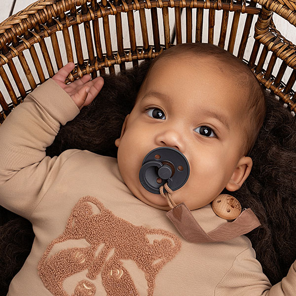 Deze stoere sweater in de kleur taupe komt uit de Racoon Club collectie van Frogs and Dogs. De sweater is gemaakt van zacht katoen. Op de voorzijde is het hoofdje van een wasbeer geborduurd met wollige garen waardoor het er echt op ligt. Aan de binnenzijde is vlies gebruik waardoor de huid van je kleintje beschermd wordt.