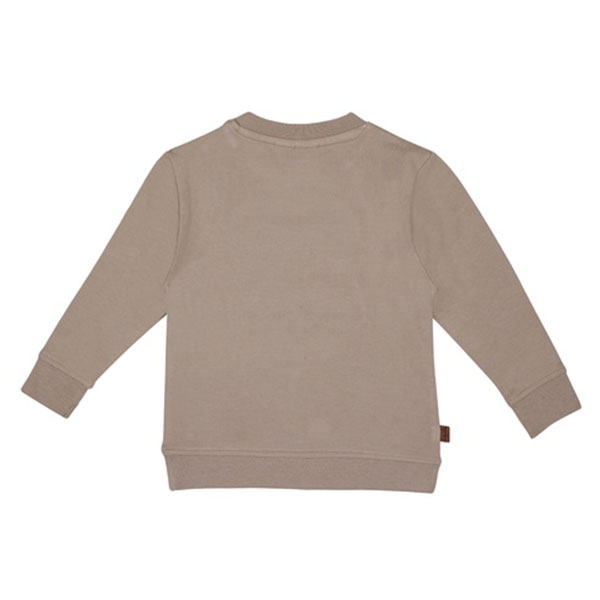 Deze stoere sweater in de kleur taupe komt uit de Racoon Club collectie van Frogs and Dogs. De sweater is gemaakt van zacht katoen. Op de voorzijde is het hoofdje van een wasbeer geborduurd met wollige garen waardoor het er echt op ligt. Aan de binnenzijde is vlies gebruik waardoor de huid van je kleintje beschermd wordt.