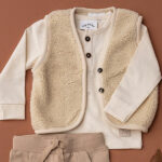 Dit leuke shirtje met lange mouw in de kleur beige komt uit de Racoon Club collectie van Frogs and Dogs. Het shirtje is gemaakt van zacht katoen. Op de voorzijde zit op borsthoogte het hoofdje geborduurd van een wasbeer. Het shirtje heeft een knoopjessluiting aan de voorzijde.