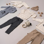 Dit leuke shirtje met lange mouw in de kleur  off white / gebroken wit komt uit de Smile Club collectie van Frogs and Dogs. Het shirtje is gemaakt van zacht katoen. Het shirtje heeft een overall print strepen print in de kleur blauw. De strepen zijn in ruitvorm & blokken. Op de linkerzijde voor zit op borsthoogte een geborduurde Smiley.