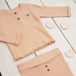 Zalmkleurig babyshirtje met ribstructuur, kanten afwerking en houten knoopjes uit de Amour wintercollectie van Frogs and Dogs
