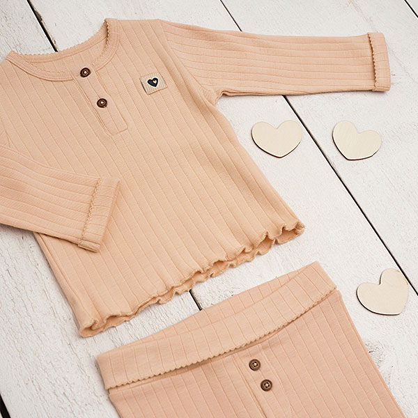 Zalmkleurig babyshirtje met ribstructuur, kanten afwerking en houten knoopjes uit de Amour wintercollectie van Frogs and Dogs