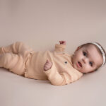 Zalmkleurig babyshirtje met ribstructuur, kanten afwerking en houten knoopjes uit de Amour wintercollectie van Frogs and Dogs