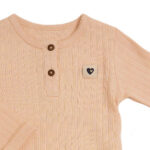 Zalmkleurig babyshirtje met ribstructuur, kanten afwerking en houten knoopjes uit de Amour wintercollectie van Frogs and Dogs