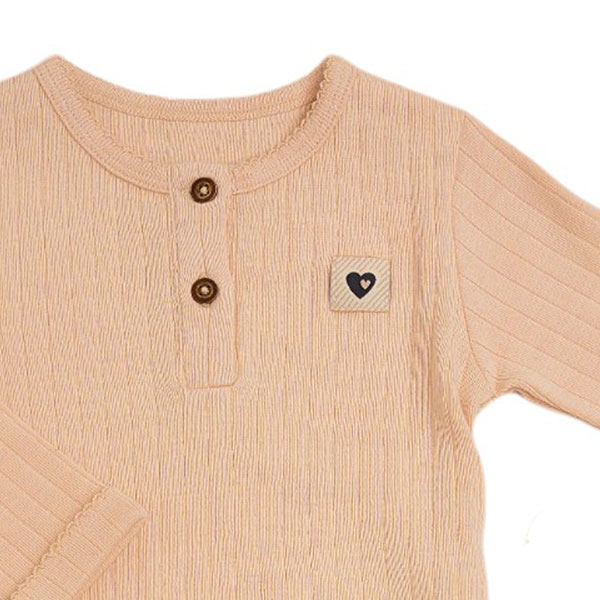 Zalmkleurig babyshirtje met ribstructuur, kanten afwerking en houten knoopjes uit de Amour wintercollectie van Frogs and Dogs