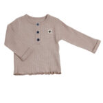 zandkleurig babyshirtje met lange mouwen en kanten details uit de Amour collectie van Frogs and Dogs