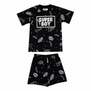 Hier vind je de stoere shortama Super Boy. Deze shortama komt uit de collectie van Fun2Wear. Deze serie heeft een verbeterde stofkwaliteit waardoor die mooier blijft na het wassen. Deze shortama bestaat uit een shirt met korte mouwen en een korte broek. Op het shirtje staat in het wit de tekst Super Boy. Het shirtje & korte broekje hebben een overallprint van 'super kreten'.