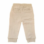 Dit leuke broekje in de kleur beige komt uit de Smart Club collectie van Frogs and Dogs. Het broekje is effen van kleur en heeft aan de voorzijde 2 steekzakjes. Op de achterkant zitten 2 kontzakjes. De tailleband is elastisch met een koord. De pijpjes zijn voor zien van een boordje. Logo van de lijn is geborduurd op het linkerpijpje.