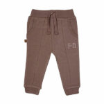 Dit leuke broekje in de kleur donkerbruin komt uit de Smart Club collectie van Frogs and Dogs. Het broekje is effen van kleur en heeft aan de voorzijde 2 steekzakjes. Op de achterkant zitten 2 kontzakjes. De tailleband is elastisch met een koord. De pijpjes zijn voor zien van een boordje.