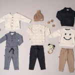 Dit stoere gebreide jasje in de kleur beige komt uit de Smile Club van Frogs and Dogs. Het jasje heeft een gestikt motief. Aan voorzijde zitten knoopjes.