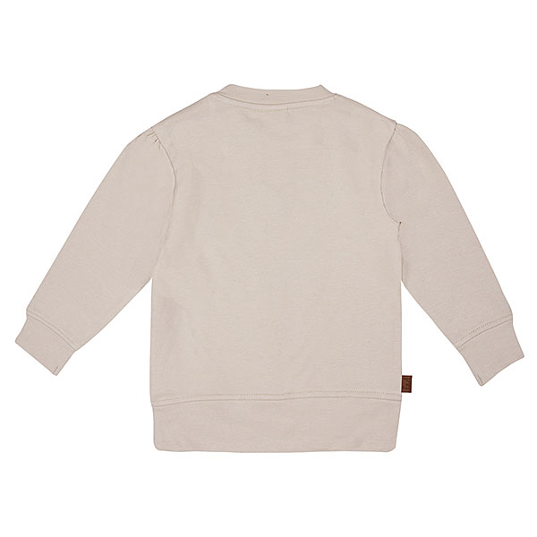 Deze mooie sweater komt uit de collectie Amour van Frogs and Dogs. De sweater is effen beige met op de voorzijde een geborduurd hart in de kleur donkerblauw. De boorden zijn gebreid en effen van kleur en op de schouder zitten 2 knoopjes.