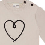 Beige babysweater met donkerblauw geborduurd hartje, gebreide boorden en knoopsluiting op de schouder uit de Amour-collectie van Frogs and Dogs