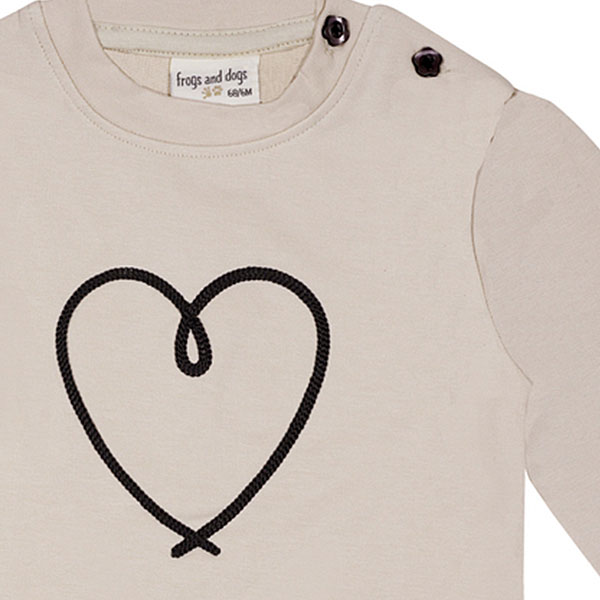 Beige babysweater met donkerblauw geborduurd hartje, gebreide boorden en knoopsluiting op de schouder uit de Amour-collectie van Frogs and Dogs